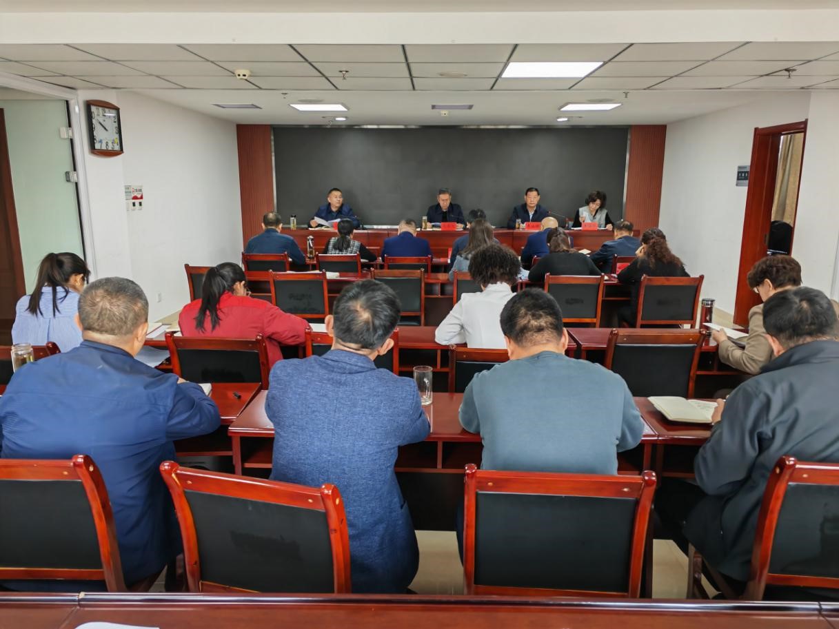 自治区信访局传达学习全国两会精神.jpg